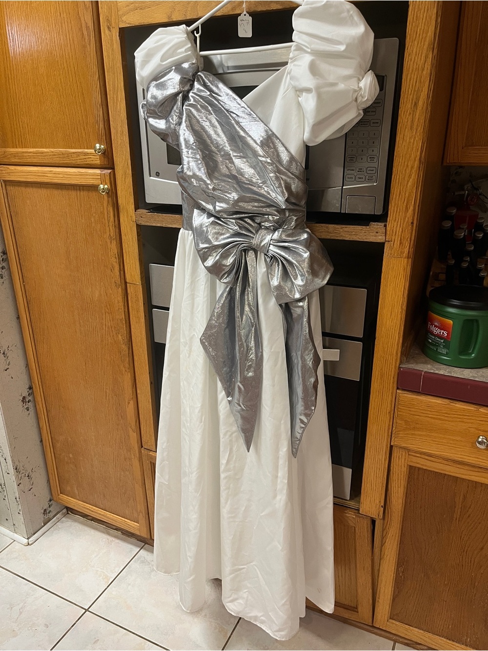 1980s Vintage White Dress with Silver Bow Accent - Elegant Women's Gown 9/10